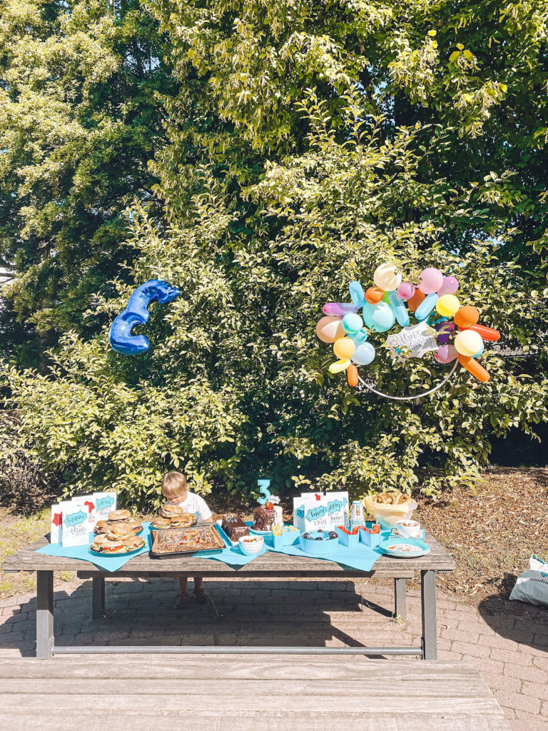 Martha Klose Superheld Party Theo 3. Geburtstag Kindergeburtstag Motto POW Dekoration Luftballons Bagels Torte Tisch